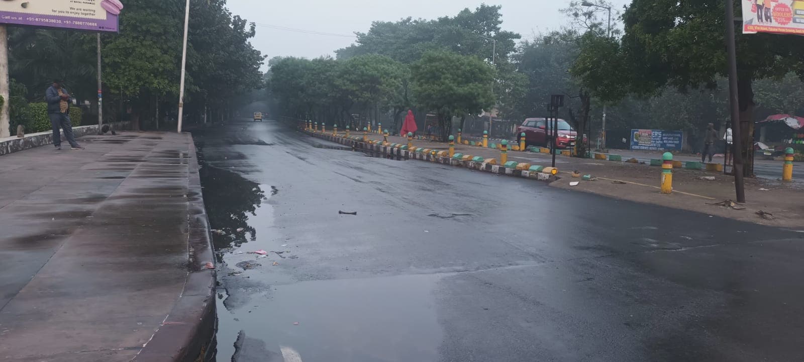UP Weather Update: लखनऊ, आगरा, गोरखपुर सहित कई जगह बारिश और सर्द हवाओं ने गिराया पारा, जानें मौसम का हाल