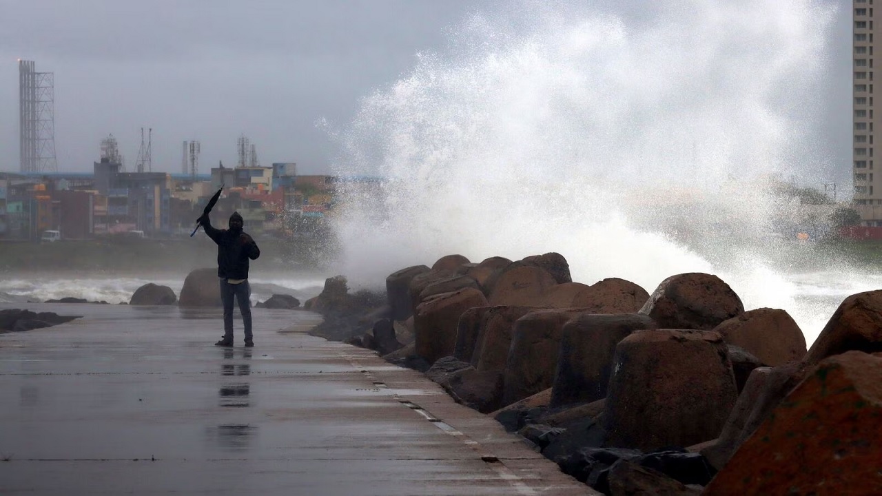 Weather Forecast: चक्रवाती तूफान मिचौंग ने बरपाया कहर, कल भी होगी भारी बारिश, जानें अपने शहर का मौसम