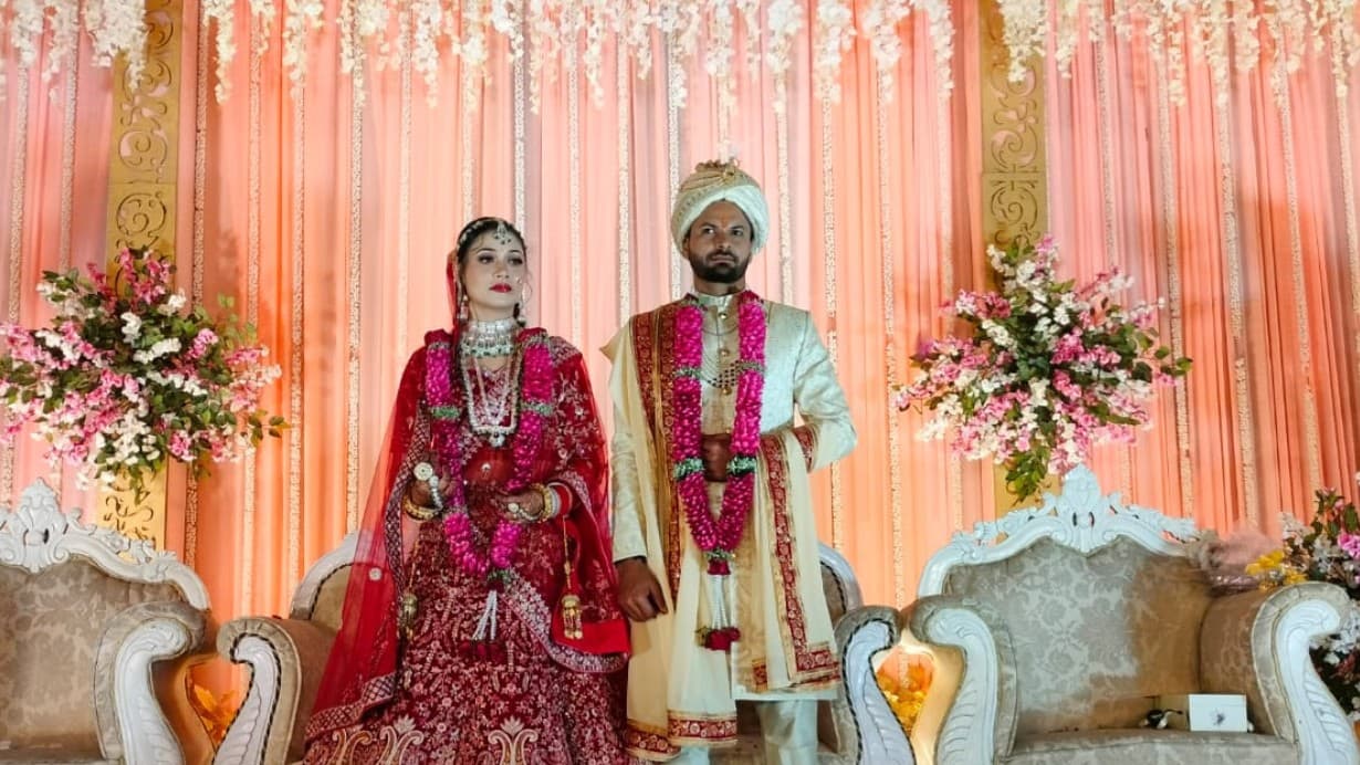 इस लड़की ने की भारतीय गेंदबाज मुकेश सिंह से शादी, गोरखपुर पहुंची बारात