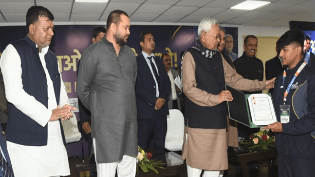 बिहार: खिलाड़ियों के लिए पहली बार मेडल लाओ और नौकरी पाओ, सीएम नीतीश कुमार ने दिया नियुक्ति पत्र