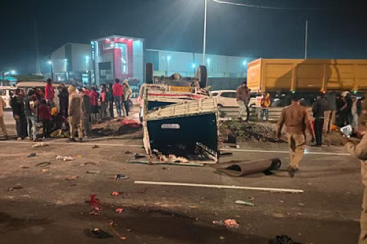 UP Road Accident: उरई में डंपर की टक्कर से लोडर पलटा, परिवार के तीन लोग समेत चार की मौत, कई ग्रामीण घायल