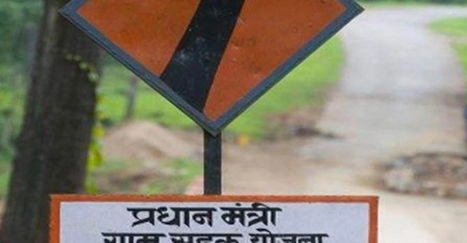 लोहरदगा: अधूरी सड़क के कारण पैदल चलना भी हुआ दूभर, बीते एक साल से चल रहा निर्माण कार्य