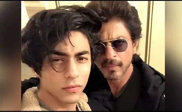 शाहरुख खान के सपोर्ट में मन्नत पहुंचे फैंस, ट्विटर पर ट्रेंड हुआ ‘We Stand With Aryan Khan’ शाहरुख खान के सपोर्ट में मन्नत पहुंचे फैंस, ट्विटर पर ट्रेंड हुआ ‘We Stand With Aryan Khan’