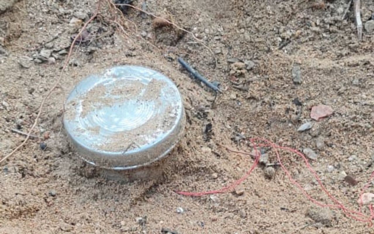 झारखंड में नक्सलियों की साजिश फिर नाकाम, लातेहार के जंगल से पांच किलो का टिफिन बम बरामद, चल रहा सर्च ऑपरेशन