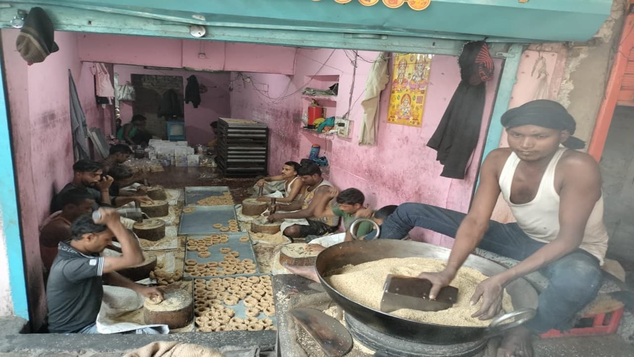 बिहार: तिलकुट की सोंधी खुशबू से महकने लगे बाजार, सजी दुकानें, यहां से नेपाल तक में होती है आपूर्ति