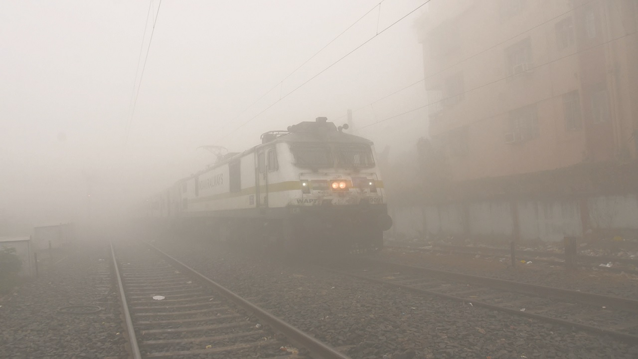 बिहार में कोहरे के कारण राजधानी समेत दर्जनों ट्रेनें चल रही लेट, रेल यात्री जान लें अपने रूट की जानकारी..