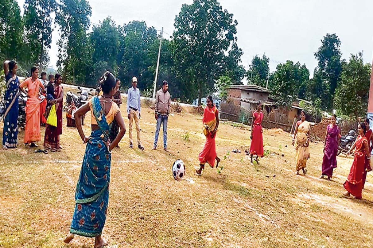 झारखंड के गांव में रहने वाली महिलाओं की बदल रही जिंदगी, कभी फंसी रहती थी रसोई में अब मैदान में मार रही गोल