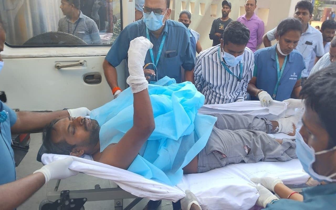 विशाखापत्तनम: स्टील मेल्टिंग प्लांट में बड़ा हादसा, लोहे के गोले में विस्फोट से 10 लोग घायल, अस्पताल में भर्ती