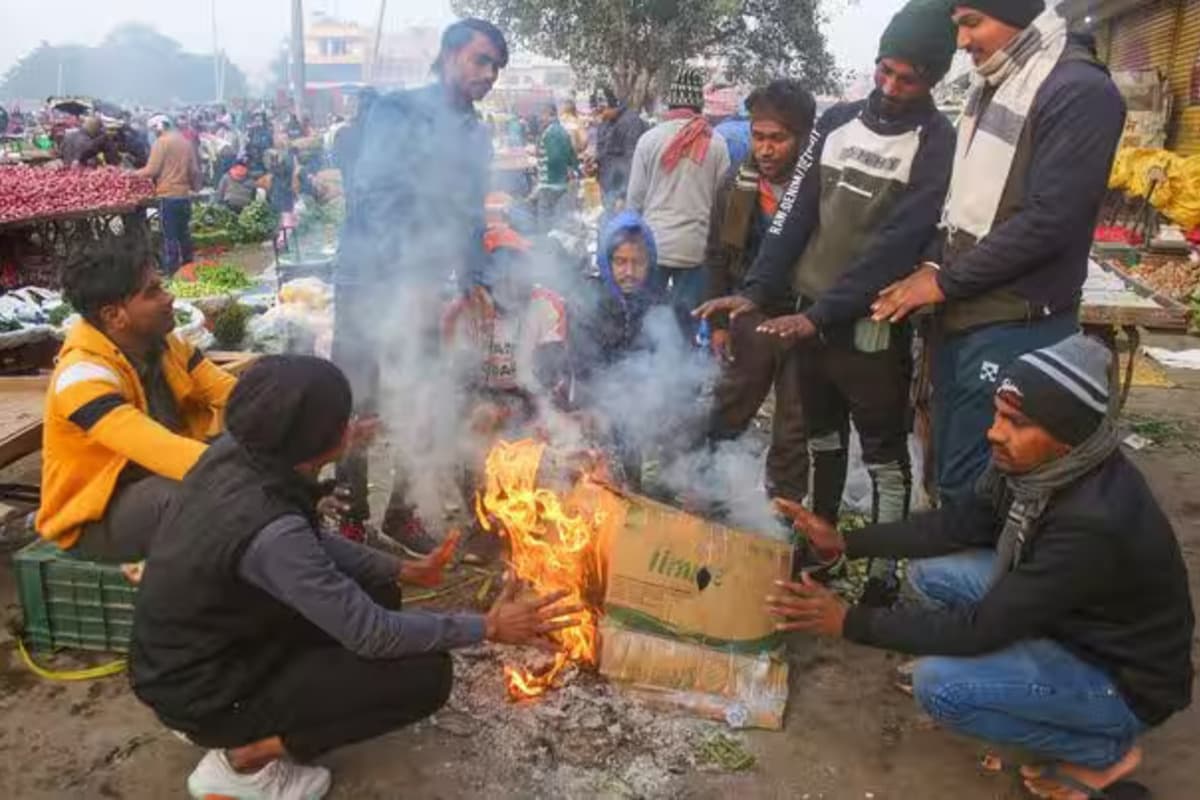 घना कोहरा और शीतलहर… यूपी में थम गई रफ्तार