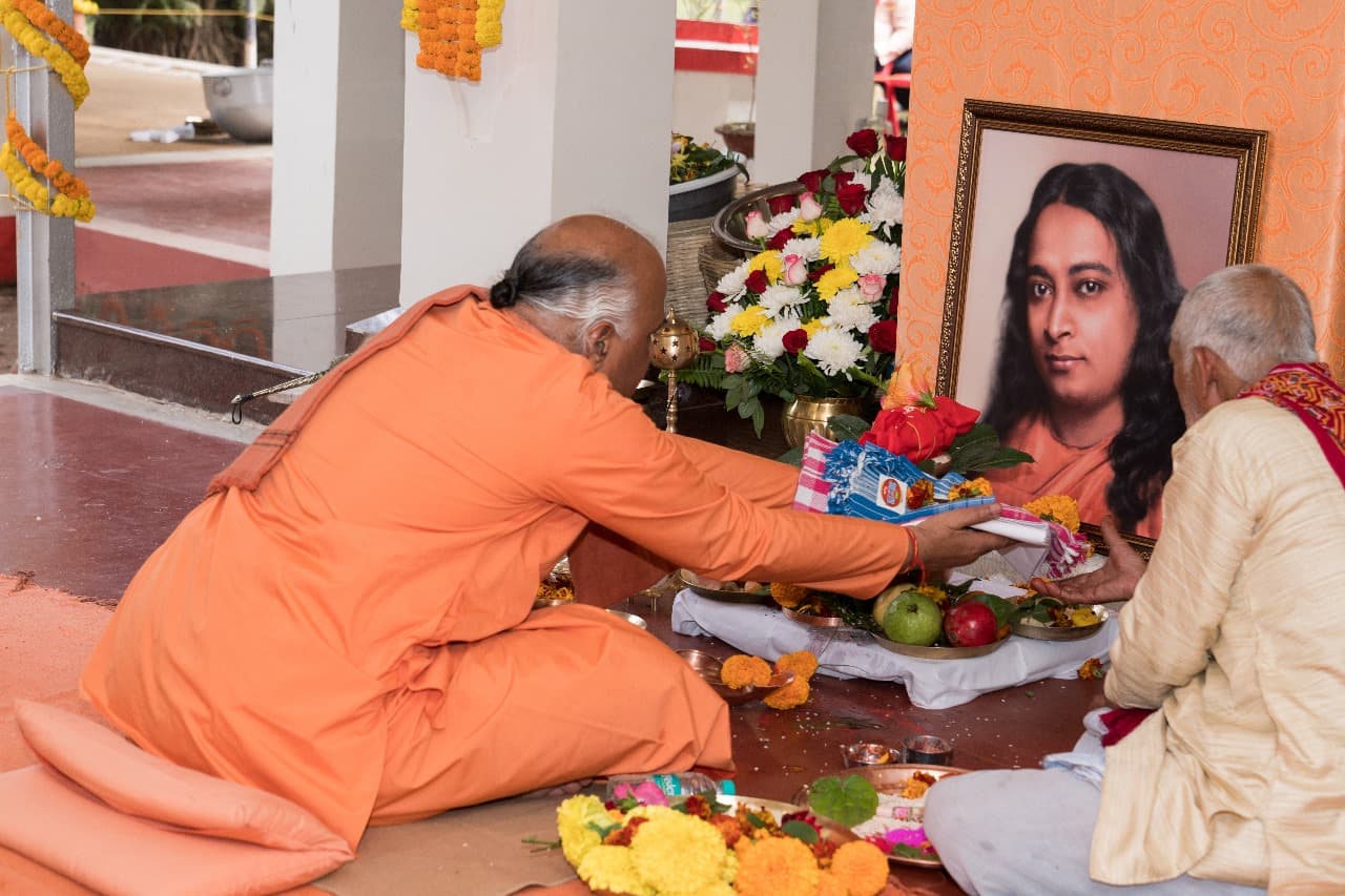 परमहंस योगानंद का 131वां जन्मोत्सव मना, योगदा सत्संग सोसाइटी में गुरुपूजा के बाद भंडारे का आयोजन