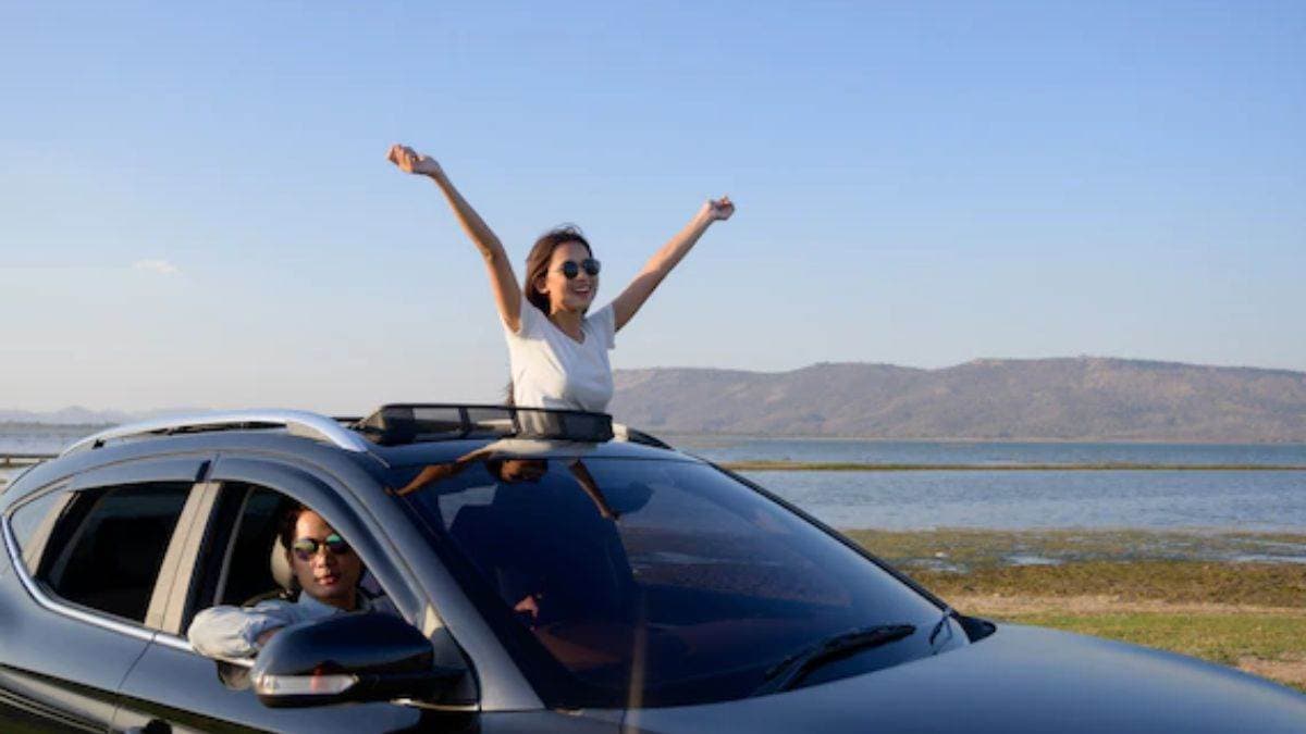 Car Sunroof के सही इस्तेमाल को समझें और जानें बच्चों के लिए ये क्यों हो सकता है खतरनाक