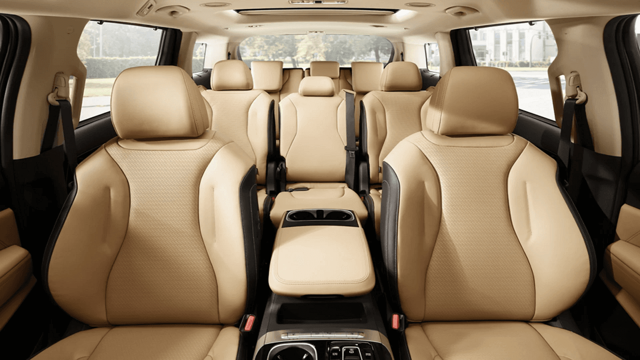 Kia Carnival Facelift कार है या मिनी फाइव स्टार होटल?