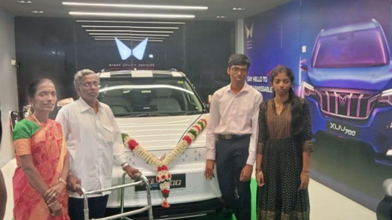 Anand Mahindra ने फिर निभाया अपना वादा, Chess Grandmaster रमेशबाबू प्रग्गनानंद को सौंपी XUV400 की चाबी