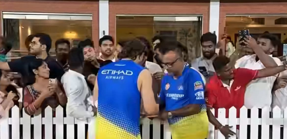 IPL 2024 से पहले MS Dhoni ने फैंस को दिया ऑटोग्राफ, देखें वीडियो