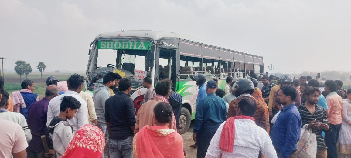 बिहार: कटिहार में सड़क हादसे में BPSC शिक्षिका की मौत, बस-बाइक की टक्कर में मासूम बेटी की भी गयी जान