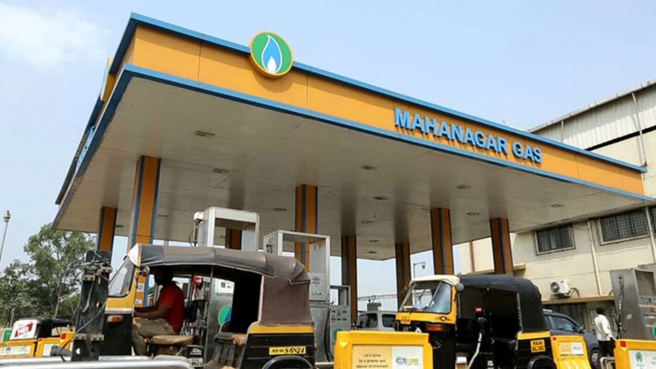 Mahanagar Gas ने 2.50 रुपये कम किया सीएनजी गैस का दाम, जानें फिर क्यों 16% टूटा कंपनी के शेयर का भाव