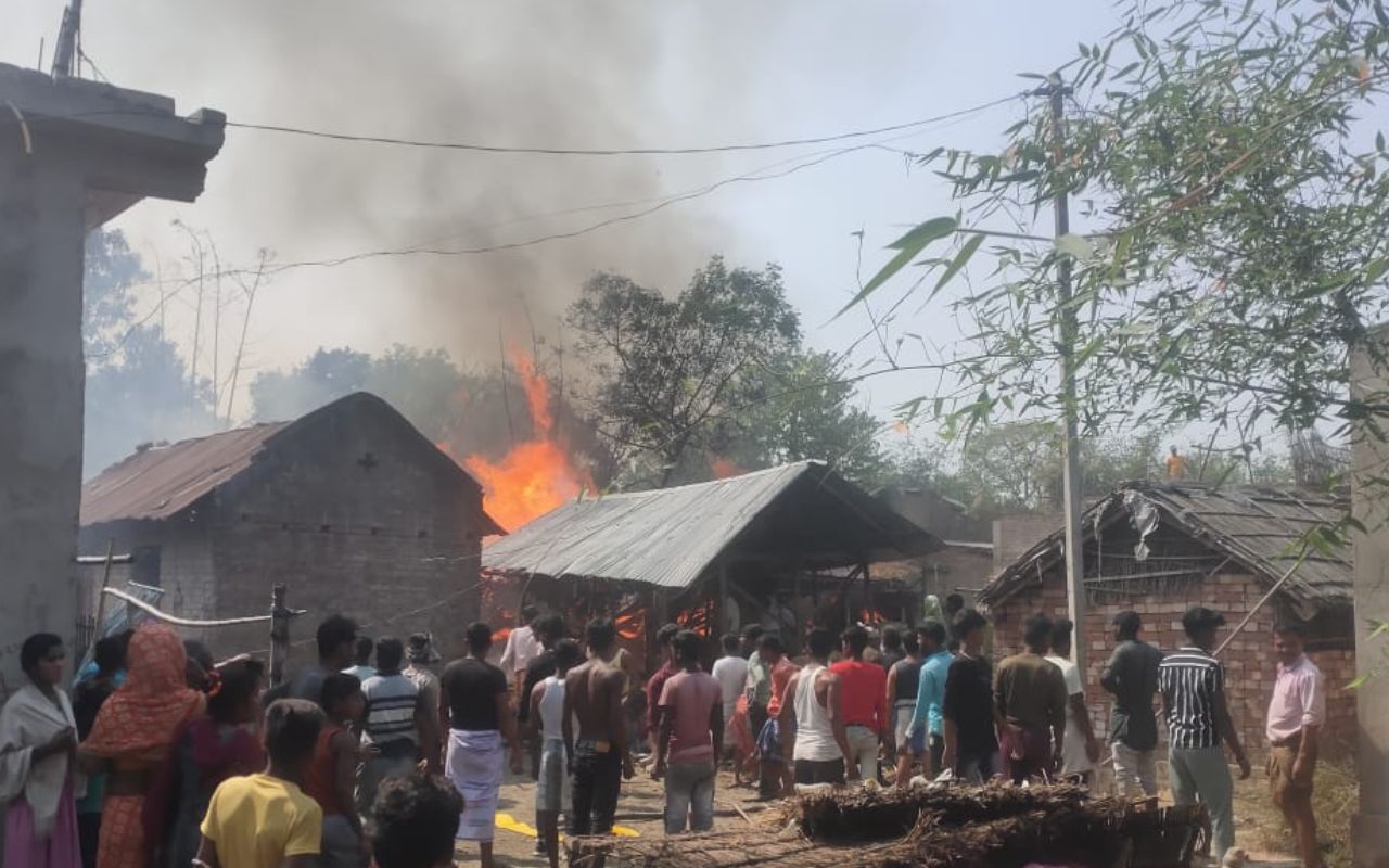 साहिबगंज के राधानगर में खाना बनाने के क्रम में लगी भीषण आग, 5 घर जलकर राख