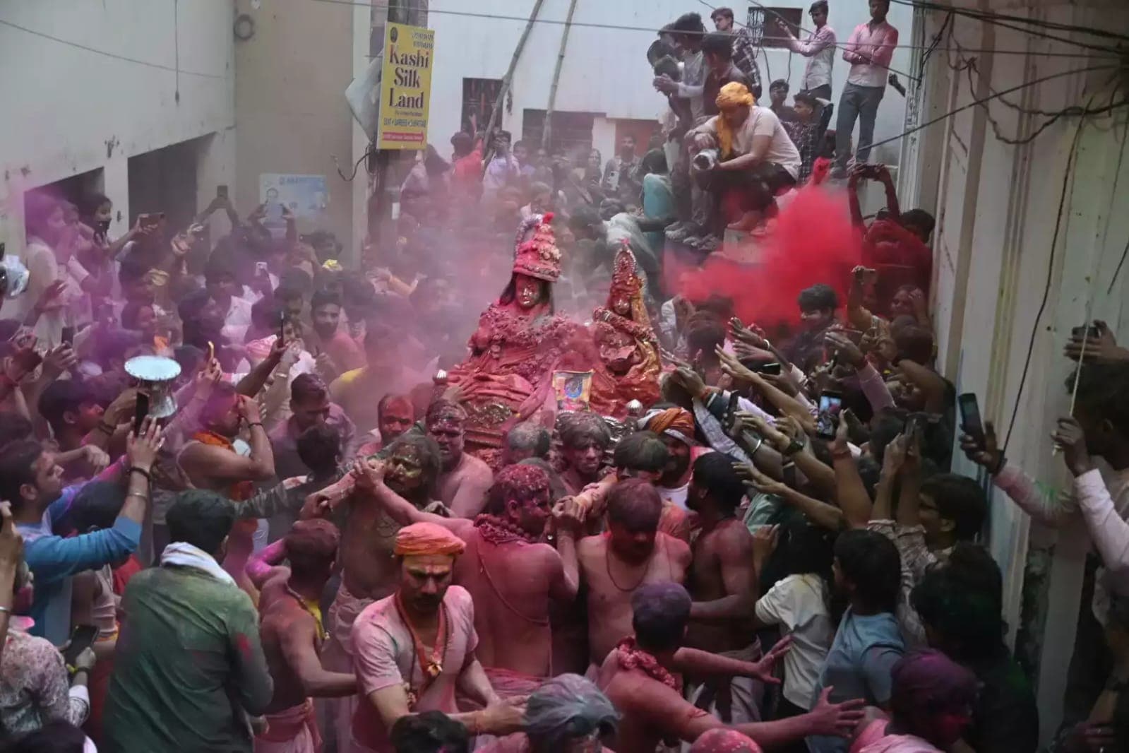 Rangbhari Ekadashi: वाराणसी में रंगभरी एकादशी पर निकली भगवान शिव और मां गौरा की पालकी