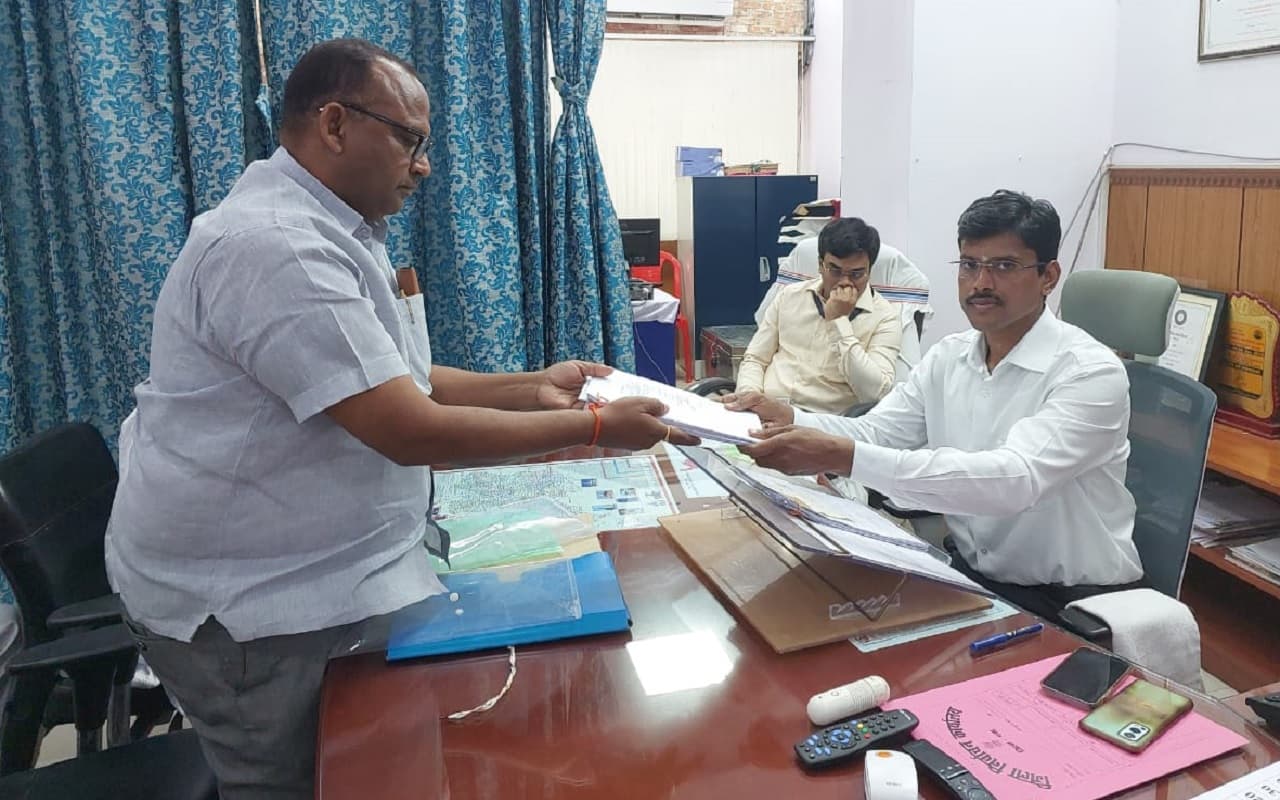 गया के RJD प्रत्याशी कुमार सर्वजीत ने किया नामांकन, जीतनराम मांझी से होगी टक्कर, जानिए सियासी सफर..