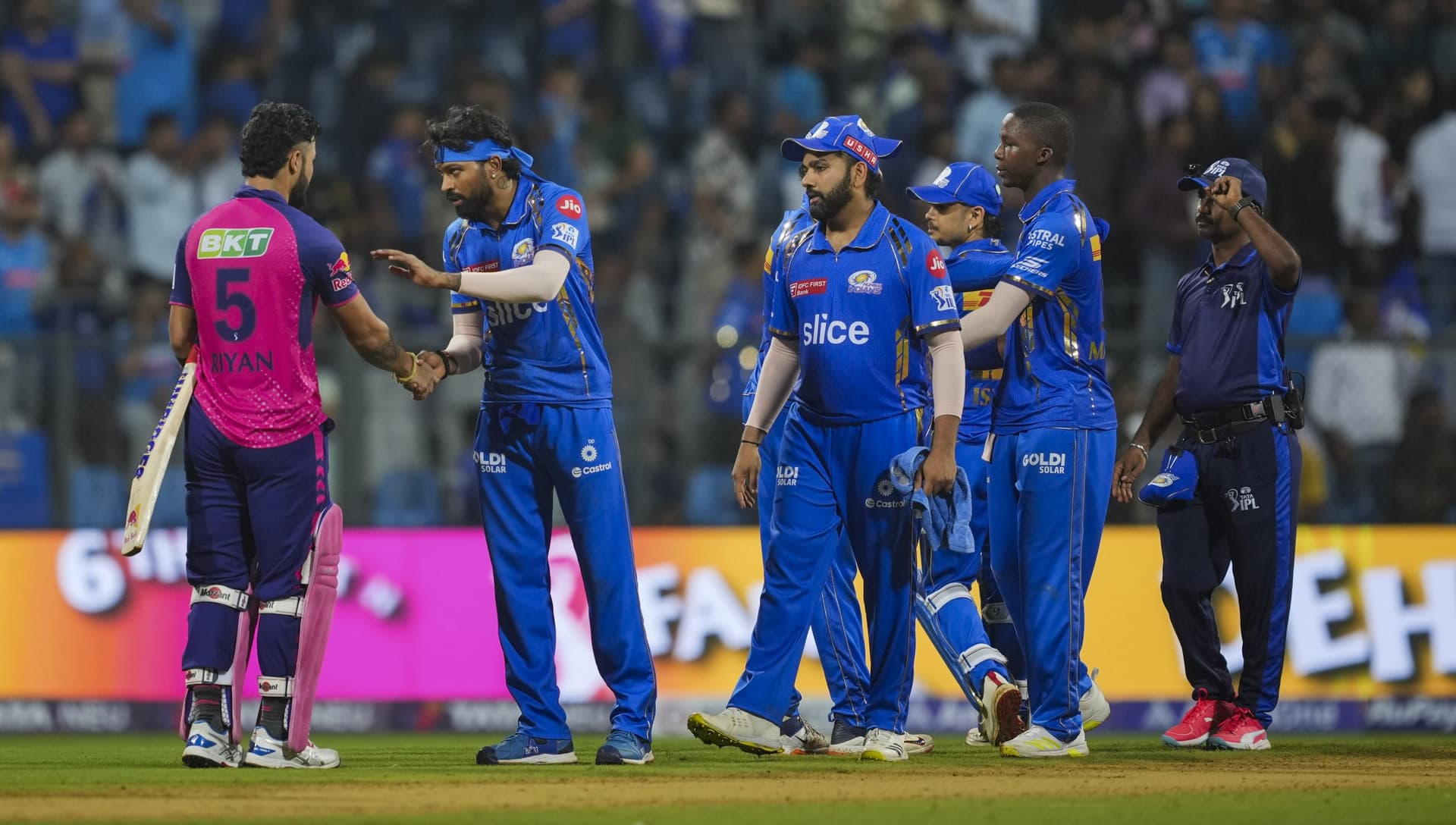 IPL 2024: राजस्थान से हार के बाद मुंबई इंडियंस ने अपने स्टार खिलाड़ियों को दी अनोखी सजा, देखें वीडियो