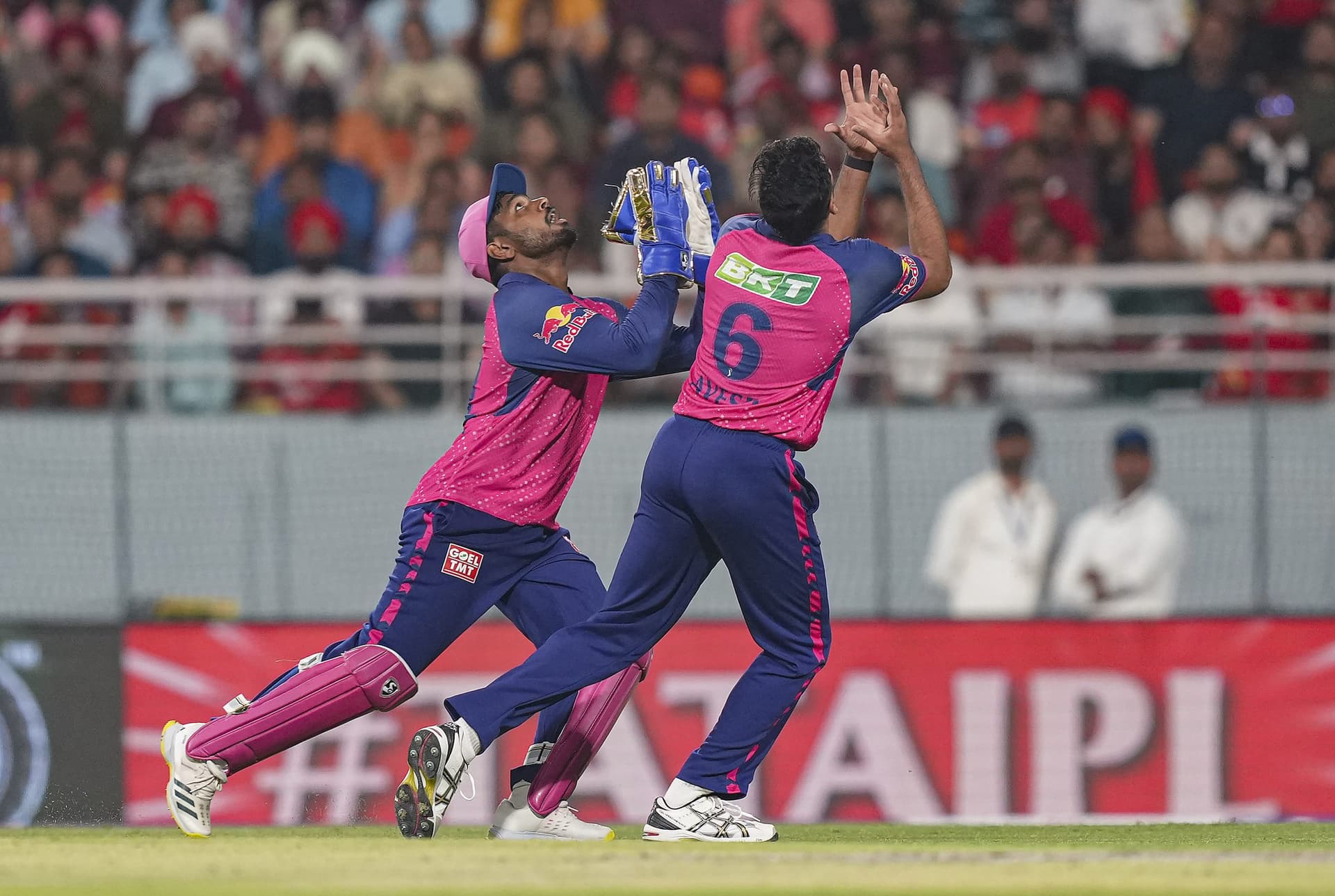 आपस में टकराए संजू सैमसन और रियान पराग, छूटा कैच, IPL 2024 का वीडियो वायरल
