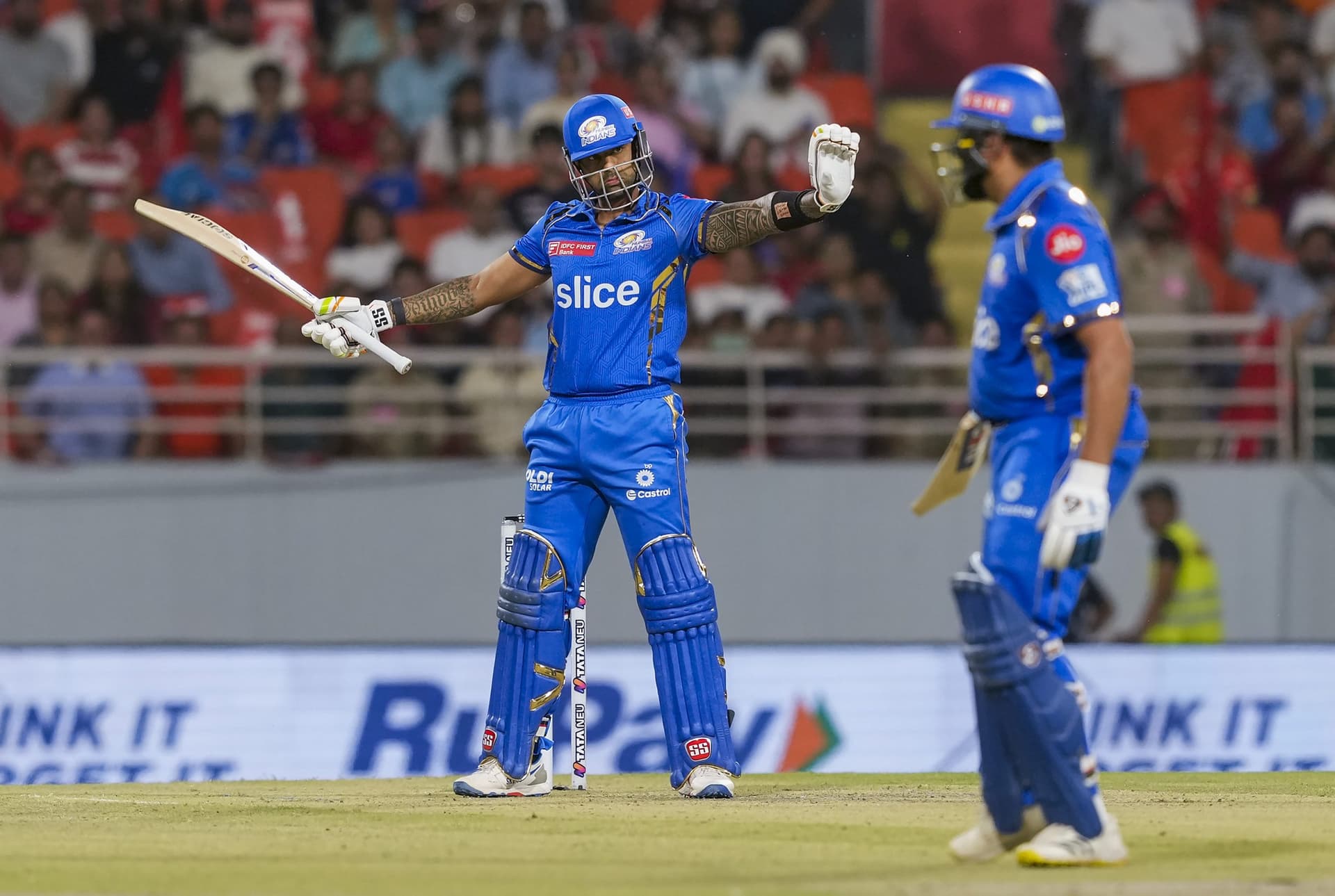 IPL 2024: टिम डेविड और पोलार्ड ने मैदान के बाहर से सूर्या को उकसाया, BCCI ने लगाया जुर्माना IPL 2024: टिम डेविड और पोलार्ड ने मैदान के बाहर से सूर्या को उकसाया, BCCI ने लगाया जुर्माना