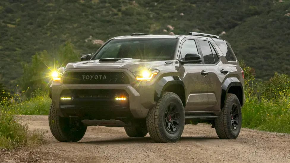 Toyota की 8 गियर वाली बुलेटप्रूफ SUV है ऑफ-रोड क्वीन, 2.4 लीटर इंजन में फुल एडवेंचर