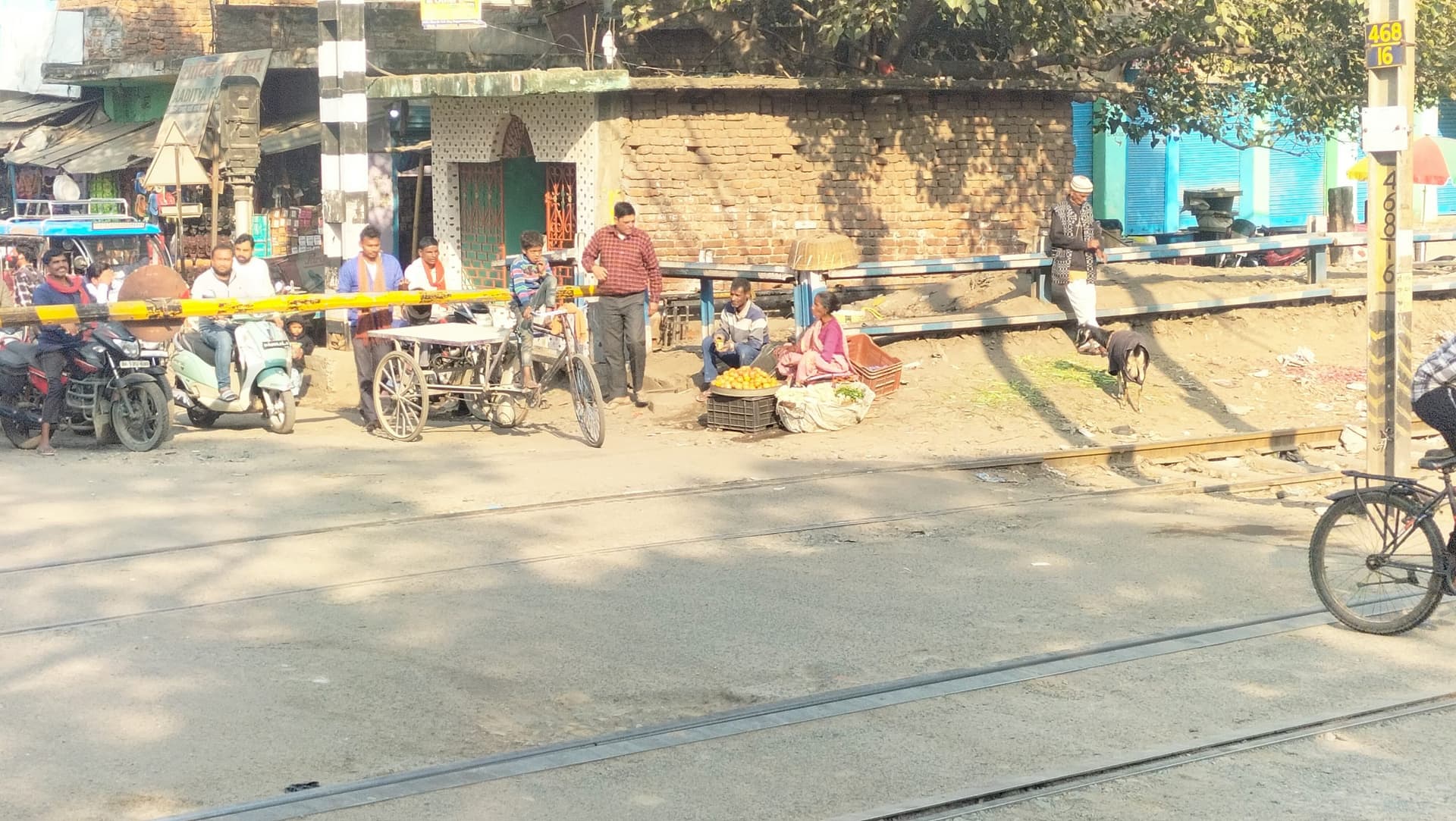 गया-धनबाद रेलखंड पर रेलवे फाटकों का होगा चौड़ीकरण, वागेश्वरी के पास से हटेंगी फुटपाथी दुकानें