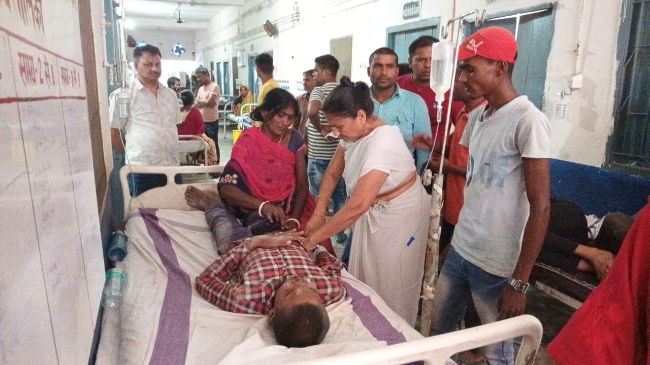 नवादा में रफ्तार का कहर, कार व इ-रिक्शा की भिड़ंत में एक की मौत, पांच घायल