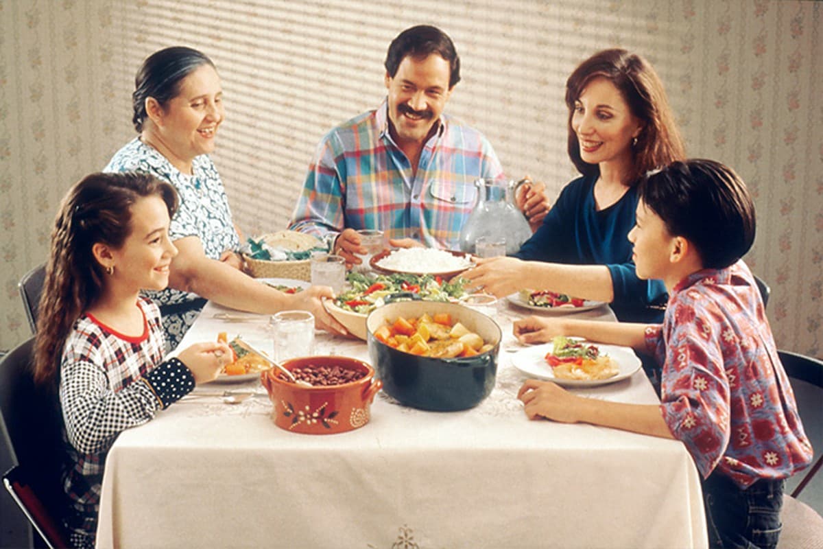 Dinner Timing In Ayurveda: क्यों शाम 7 बजे तक कर लेना चाहिए डिनर, जानें आयुर्वेद के अनुसार इसके पीछे का कारण