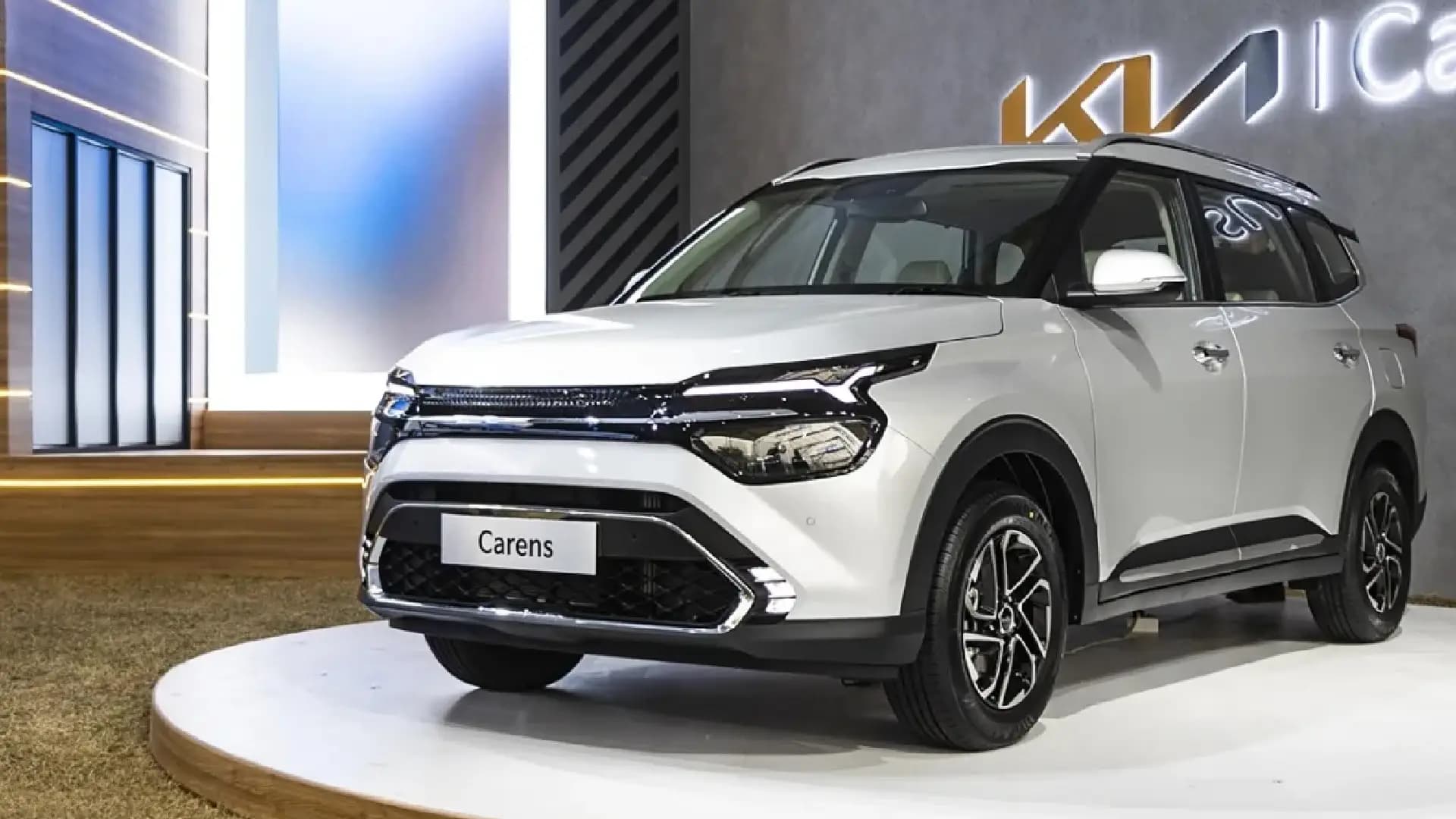 KIA Carens 7-सीटर फेसलिफ्ट के फीचर्स का नहीं है कोई तोड़, जानें क्या है खास?