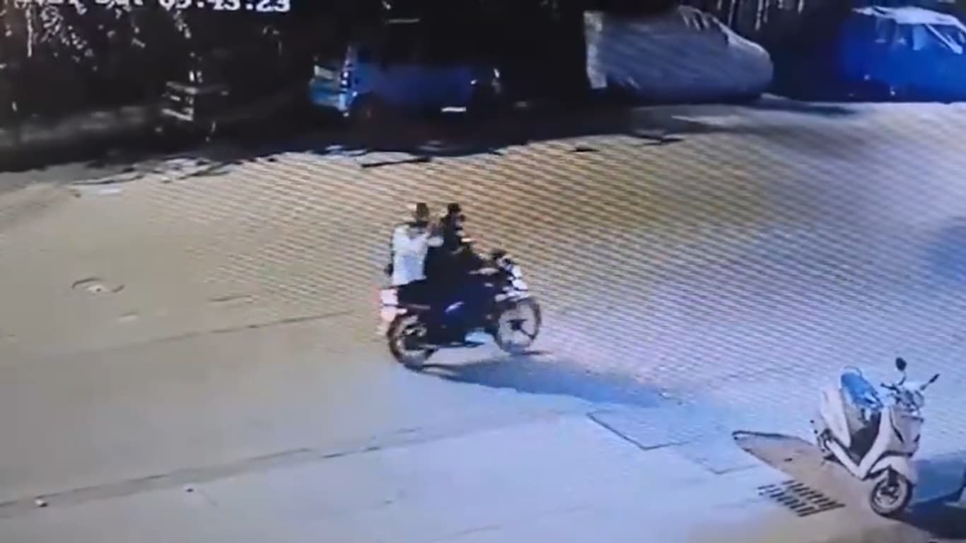 Salman Khan residence cctv video Salman Khan residence cctv video