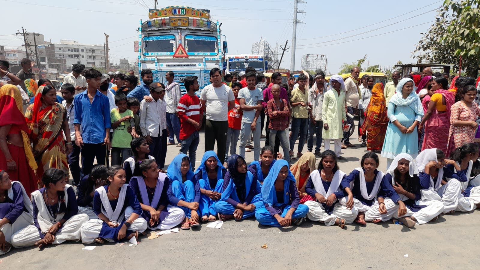 पटना में नामांकन नहीं होने से नाराज छात्राओं और अभिभावकों का प्रदर्शन, सड़क जाम कर किया हंगामा