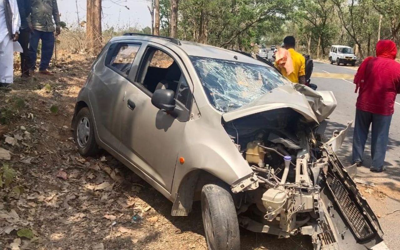 गिरिडीह के बगोदर में तेज रफ्तार कार पेड़ से टकराई, एक की मौत, एक घायल
