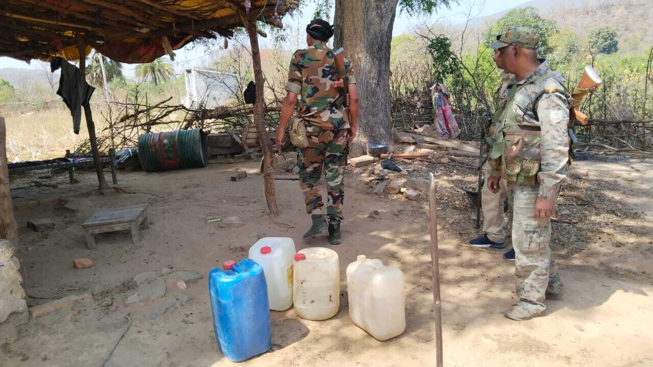 अवैध शराब के खिलाफ छापामारी, चार गिरफ्तार
