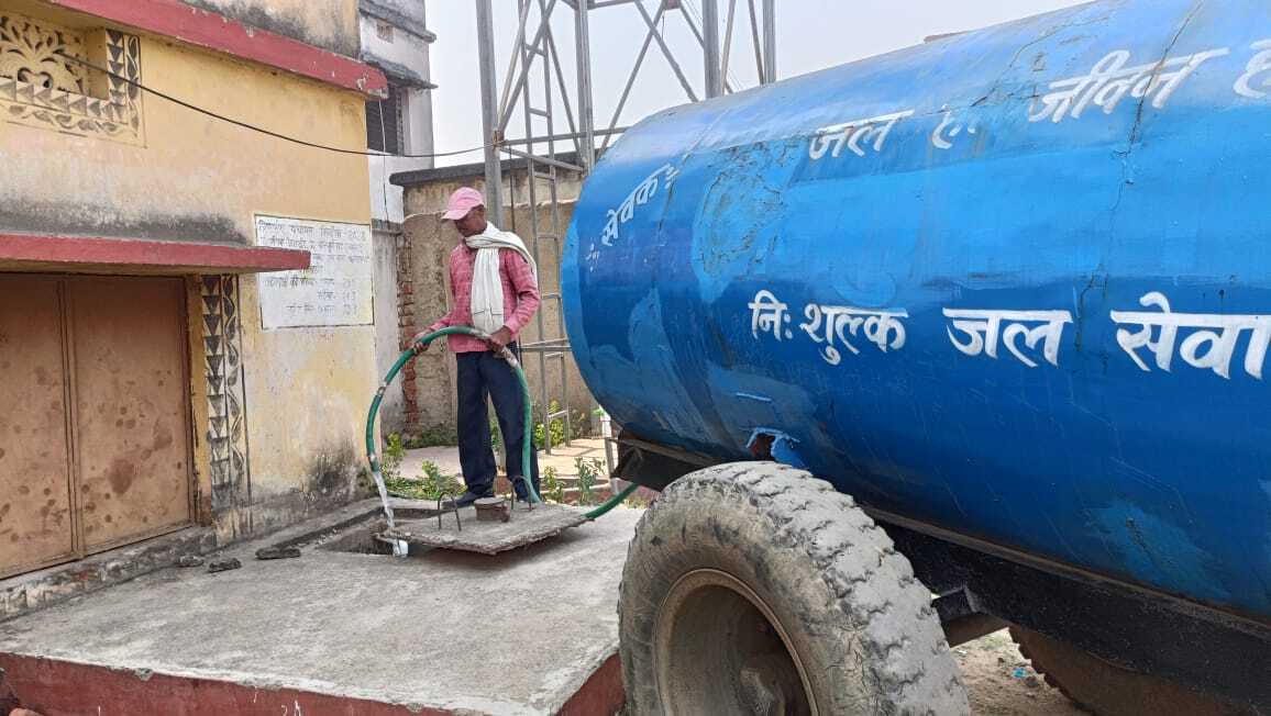 आयुष्मान आरोग्य मंदिर में राजकुमार ने भेजा पानी टैंकर
