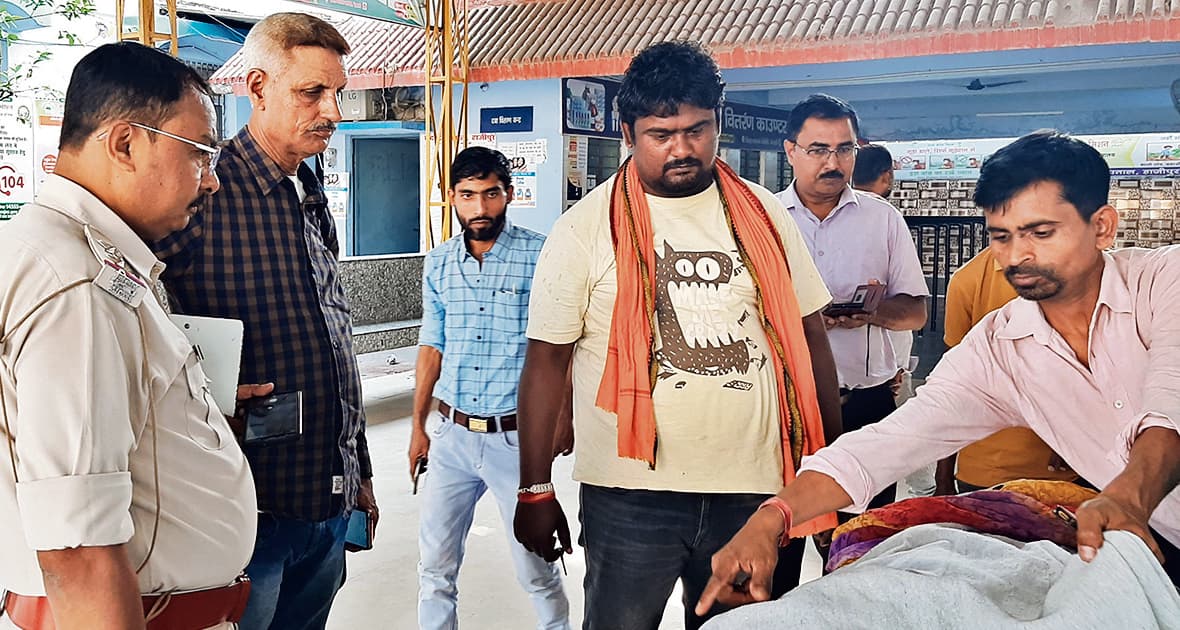 सड़क पार कर मंदिर में पूजा करने जा रही महिला को बाइक ने मारी ठोकर, मौत पर मचा कोहराम