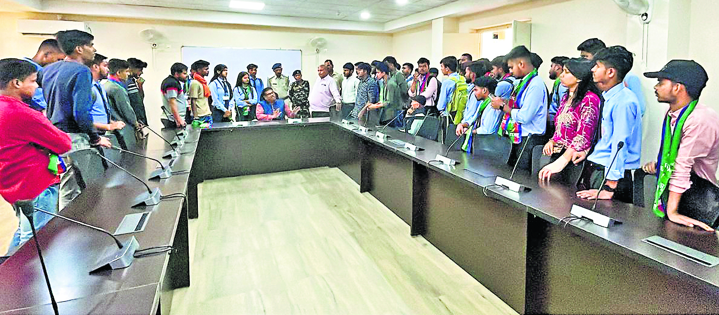 डीएसपीएमयू : परीक्षा विभाग के भवन में आजसू ने तालाबंदी की