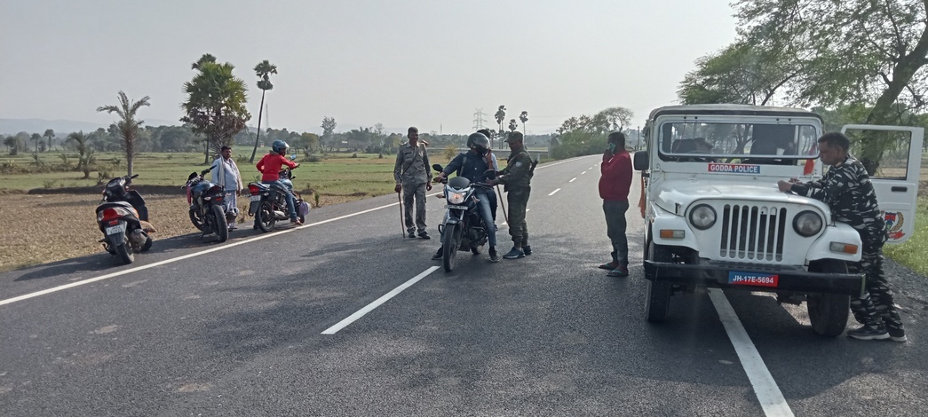 तेतरिया मोड़ पर पुलिस ने की वाहनों की जांच