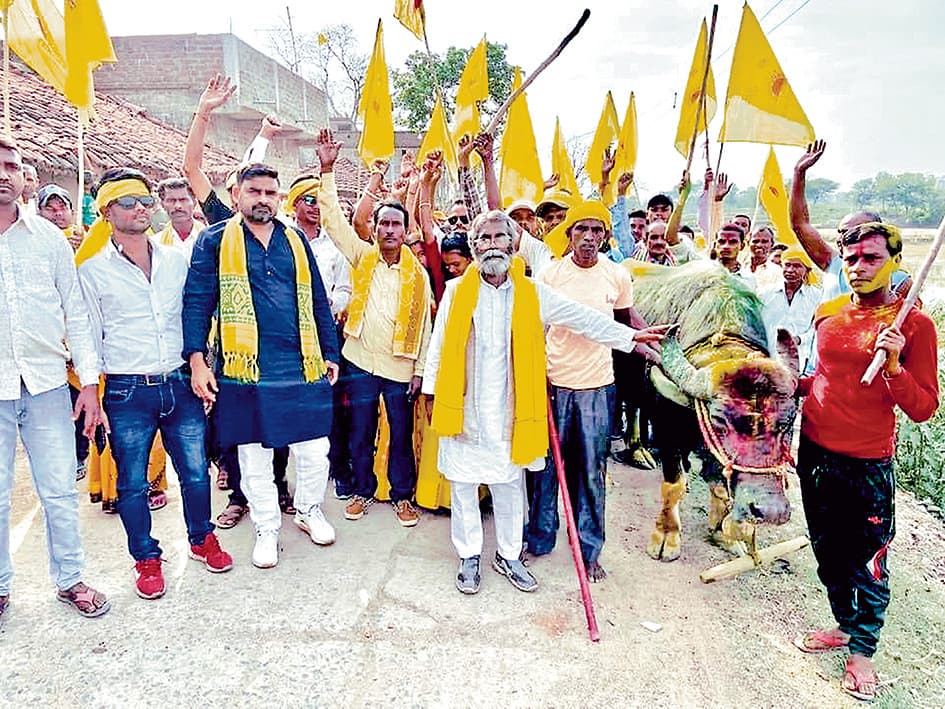 भैंसे के साथ चुनाव प्रचार कर रहे अजीत प्रसाद महतो, खींच रहे ध्यान