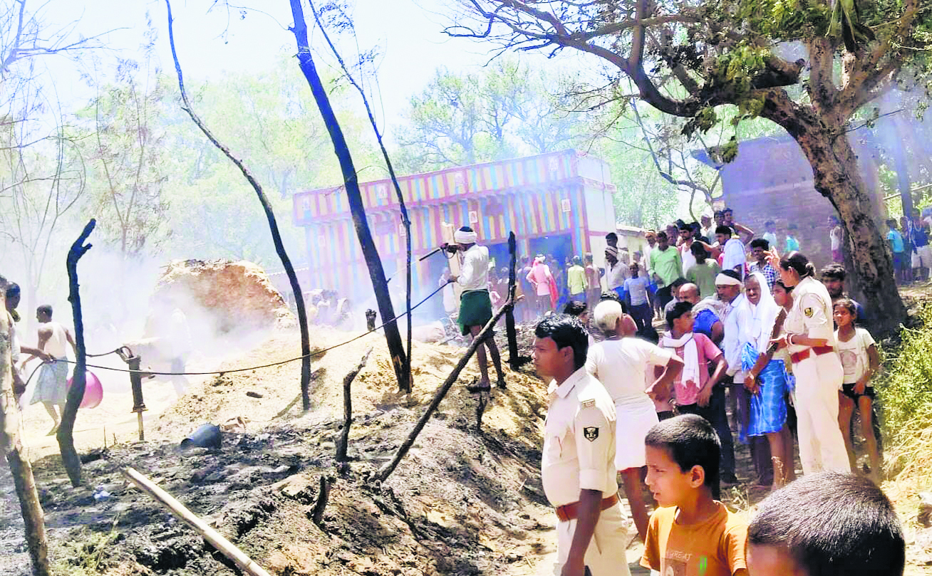 बहरामपुर में बिजली के शॉर्ट सर्किट से लगी आग में जला 20 लोगों का आशियाना