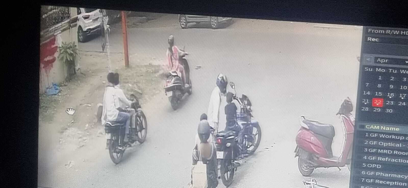 साकची : स्कूटी सवार महिला को धक्का मार कर गिराया, फिर पर्स छीन कर भागे बदमाश