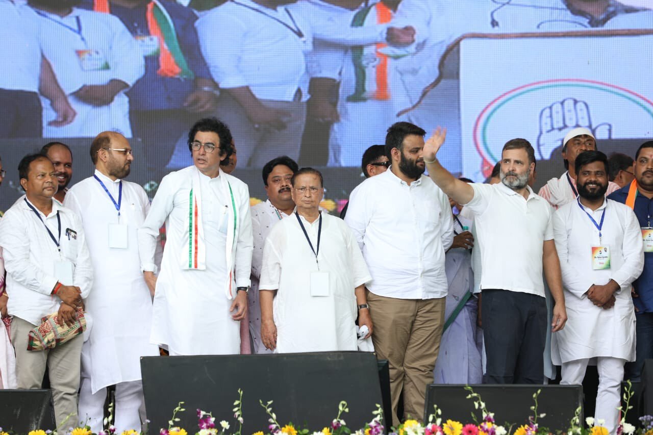 मोदी अरबपतियों के लिए सरकार चलाते हैं, पटनायक कुछ चुनिंदा लोगों के लिए : राहुल गांधी