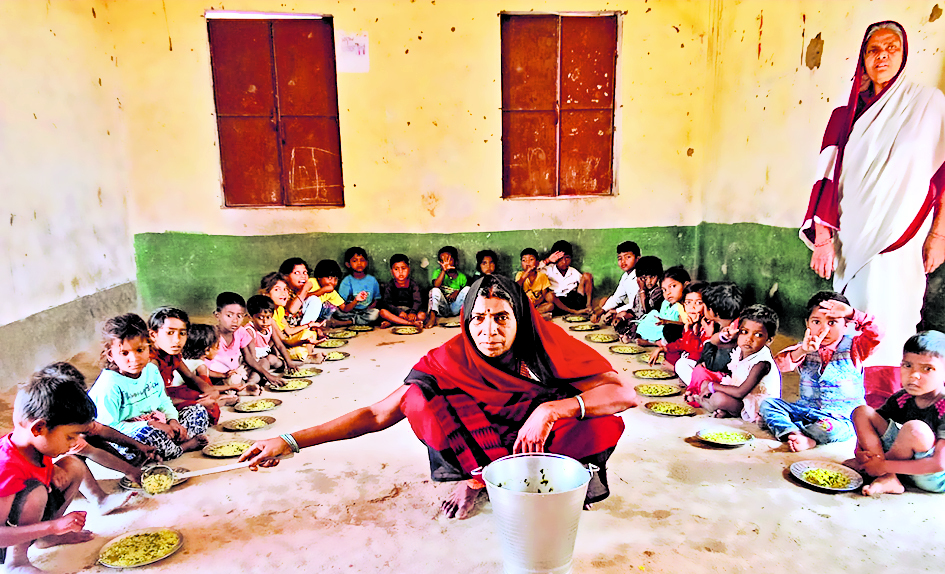 भीषण गर्मी की चपेट में आने लगे आंगनबाड़ी केंद्र के बच्चे