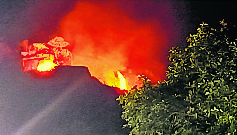 ब्रह्मयोनि पहाड़ की झाड़ी में लगी आग, अग्निशमन विभाग बुझाने में जुटा
