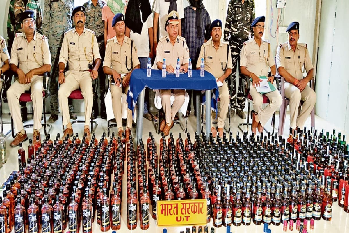 11007 लीटर विदेशी शराब बरामद! चार तस्कर गिरफ्तार, जानें कैसे हुआ बड़ा खुलासा