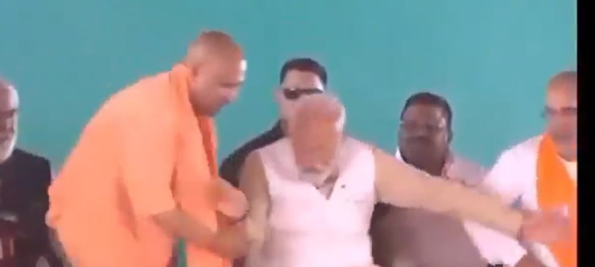 PM Modi: पीएम मोदी ने पकड़ा सीएम योगी का हाथ, ऐसा क्या कहा जो मुड़कर चले गए, जानें वजह