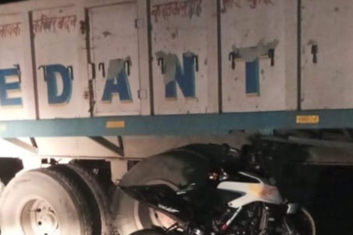 गुमला में दो युवकों की सड़क हादसे में मौत, अंधेरे में ट्रक के नीचे घुस गयी तेज रफ्तार बाइक