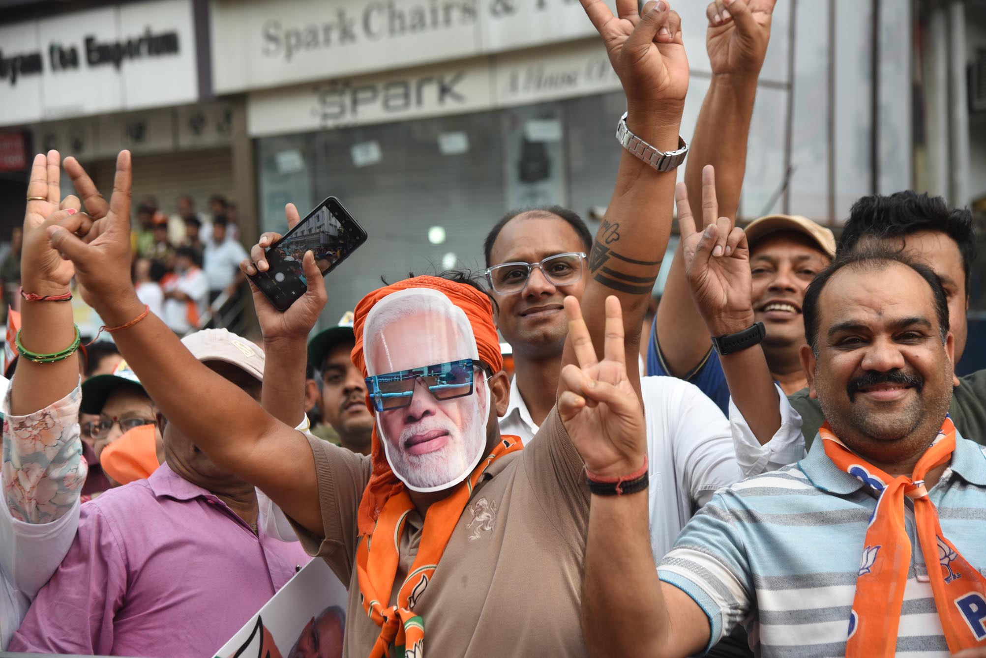 नरेंद्र मोदी के दीदार को पूजा की थाल लेकर पहुंचीं मुस्लिम महिलाएं, छोटे बच्चे भी पोस्टर ले कर रहे इंतजार, तस्वीरों में देखें पीएम का रोड शो