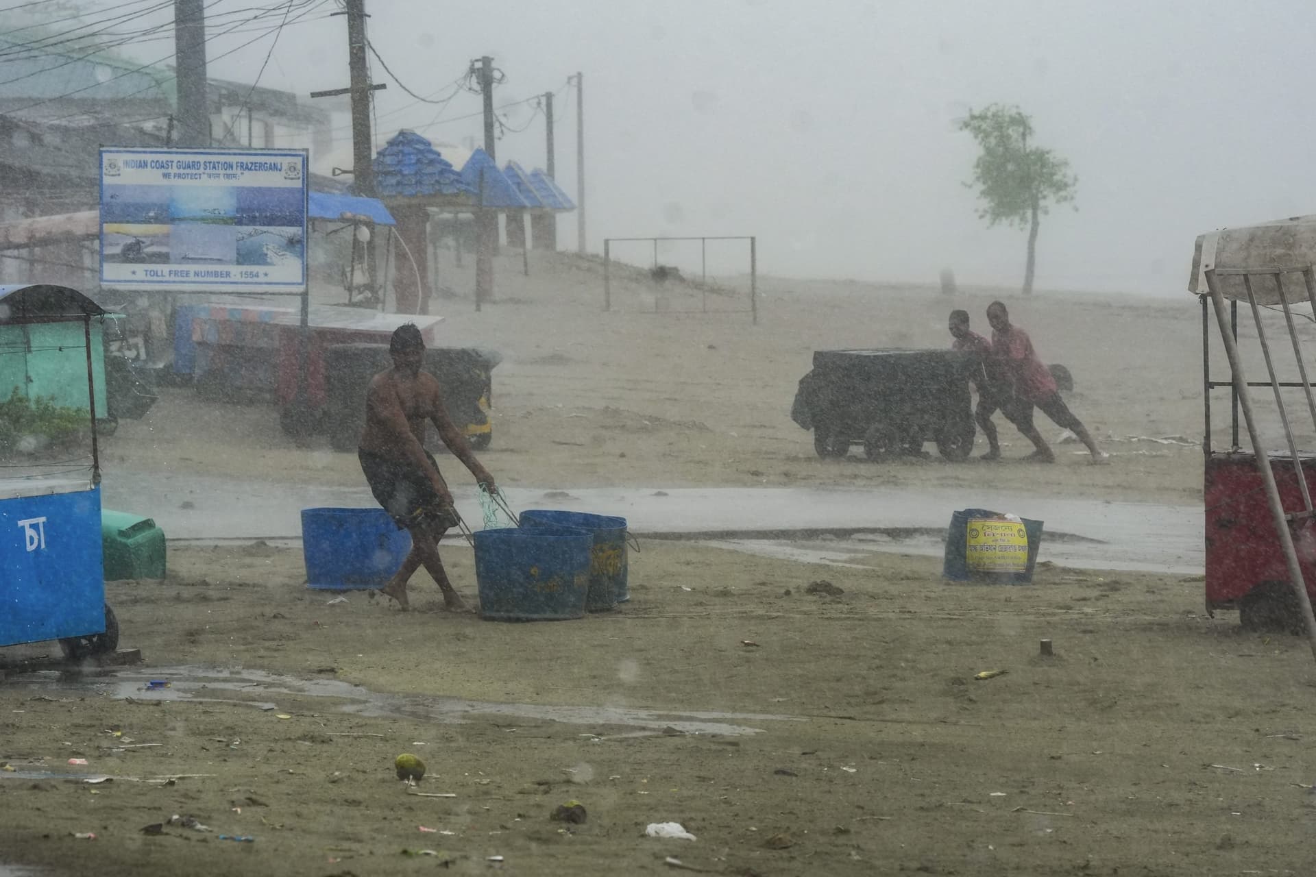 Cyclone Remal: बांग्लादेश और पश्चिम बंगाल की तटों से टकराया चक्रवाती तूफान रेमल, NDRF की 14 टीमें तैनात